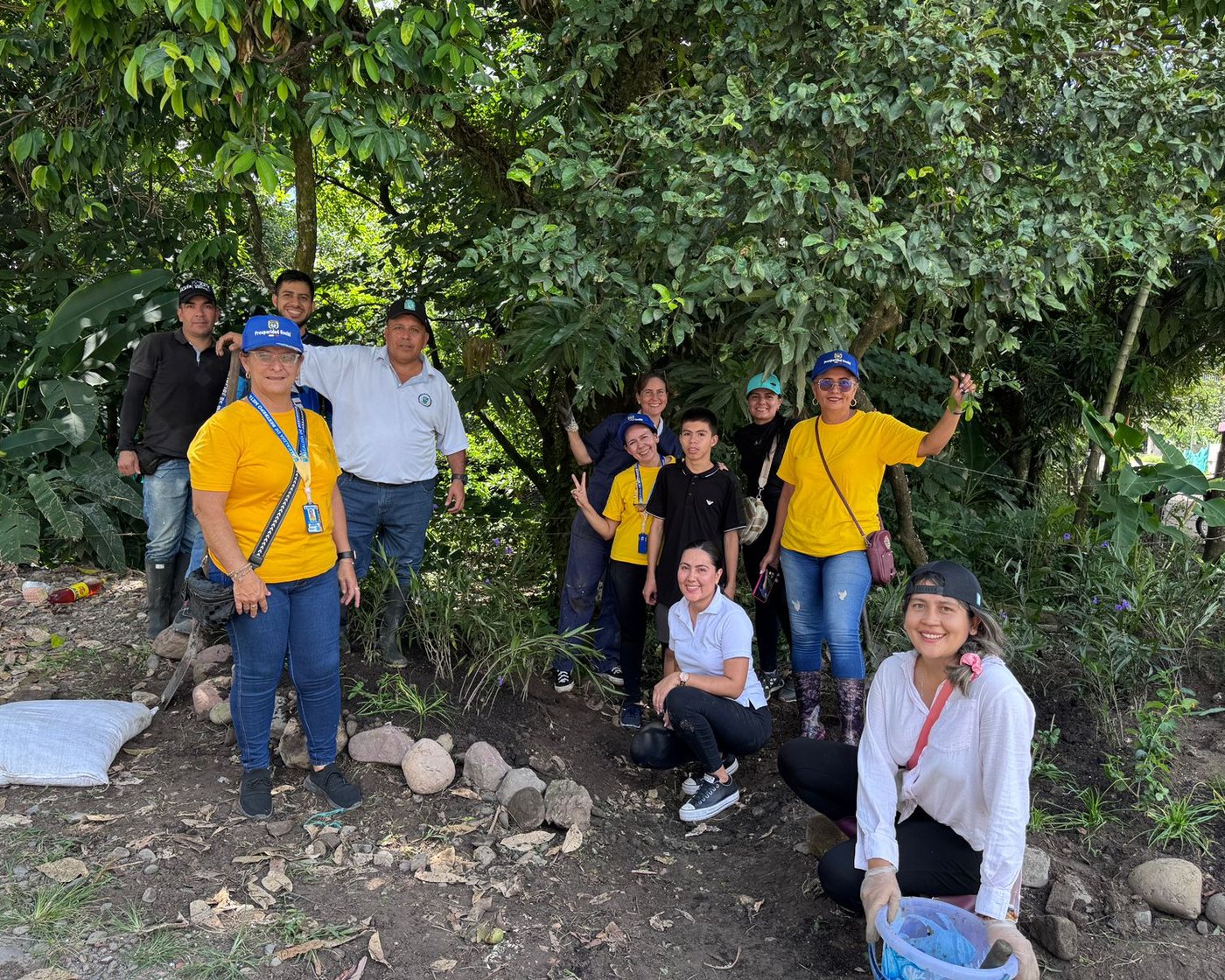 Grupo de personas y comunidad en una jornada de restauración ecológica